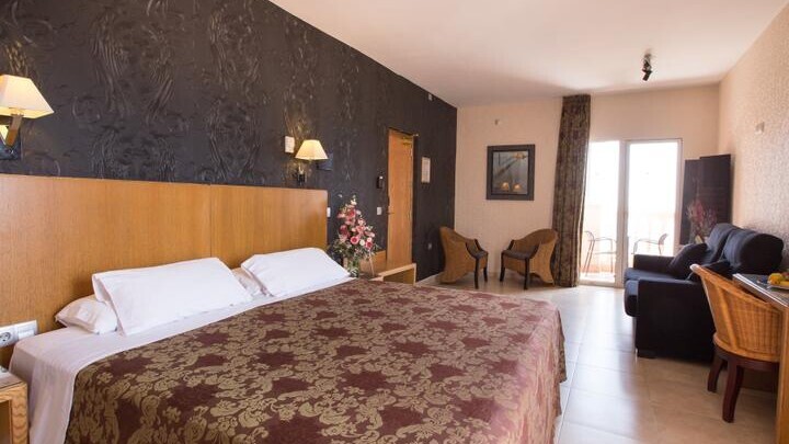 Junior Suite Family Room 